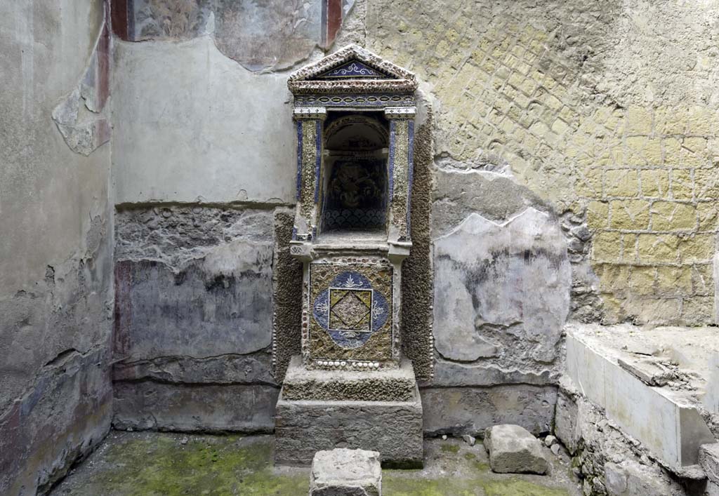 III.3 Herculaneum. August 2021. Small aedicula nymphaeum against south wall. Photo courtesy of Robert Hanson